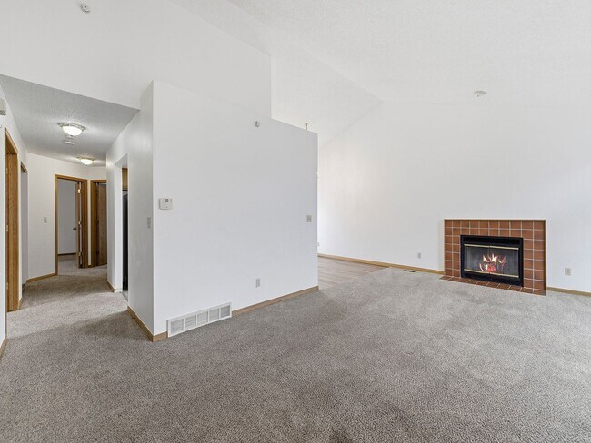 Building Photo - Bright & Spacious 3 Bed Home with Vaulted Ceilings & Fenced Yard