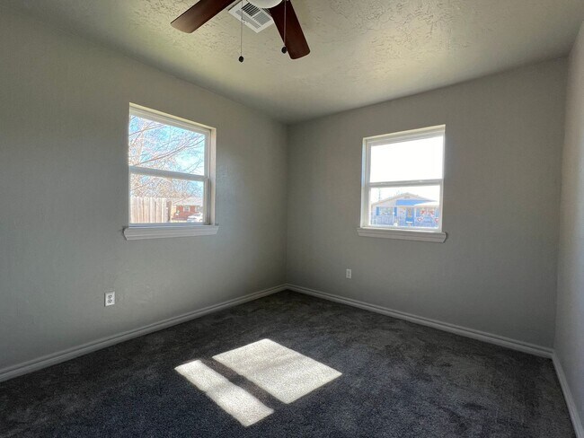 Building Photo - 5813 NW Elm Ave