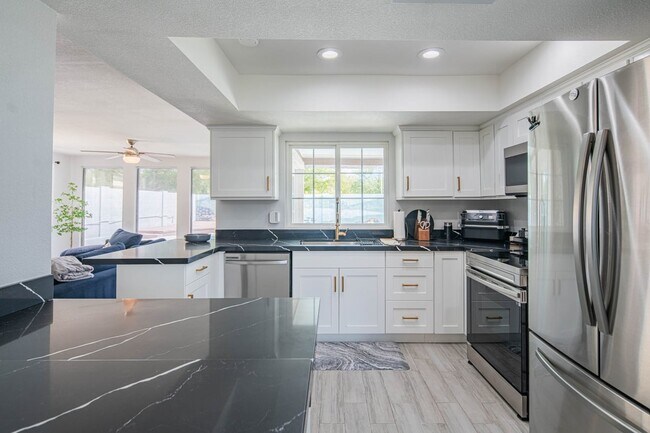 Building Photo - 10615 N 63rd Dr