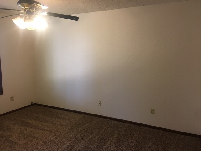 Building Photo - 2 BEDROOM, 1 BATH DUPLEX W/FENCED YARD!