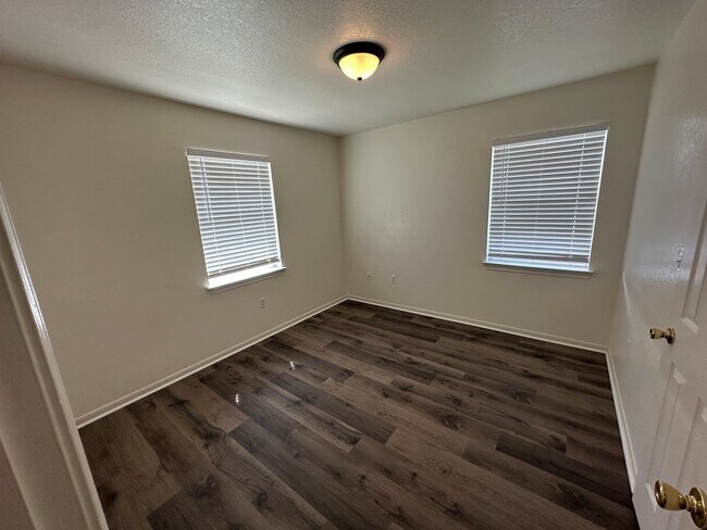 Building Photo - 204 W Avenue F