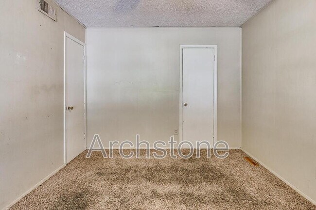 Building Photo - 724 General Senter Dr