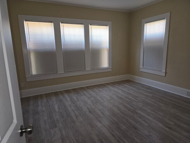 Building Photo - 2302 St Charles St