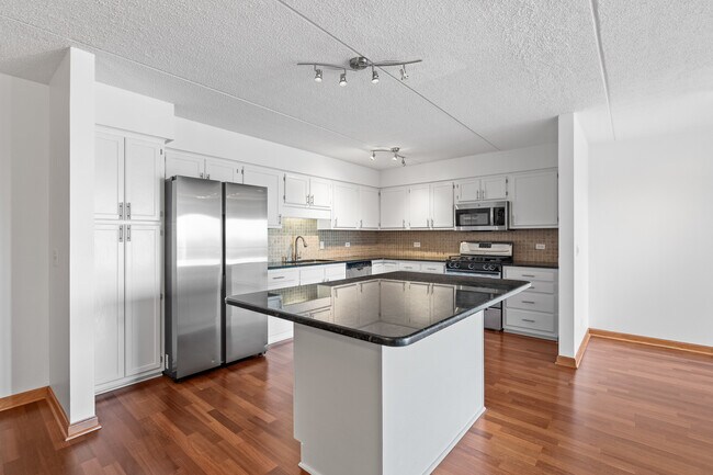 Building Photo - 6400 W Berteau Ave