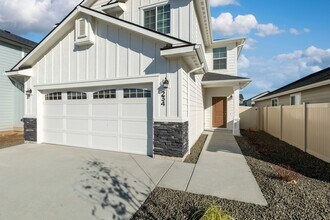 Building Photo - Central 4 bedroom 2.5 bathroom house