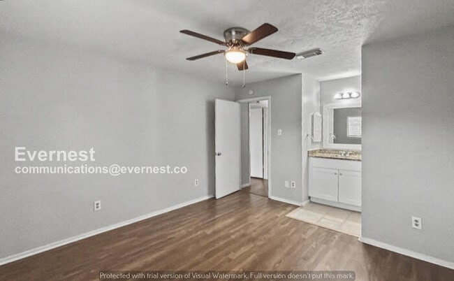 Building Photo - 3 Bed, 2 Bath Home with Garage and Fenced Yard / Pet-Friendly /Available Now!