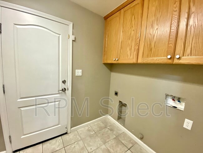 Building Photo - 637 Lavastone Dr