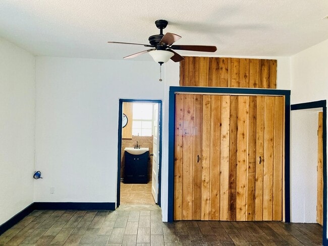 Building Photo - 104 E Waco St