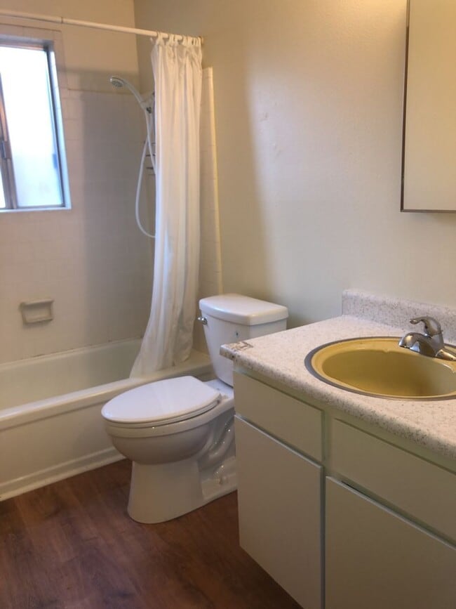 Building Photo - Spacious 3 Bedroom Home with Retro Charm!