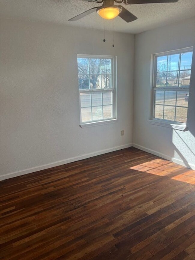 Building Photo - 409 Tahoka Rd