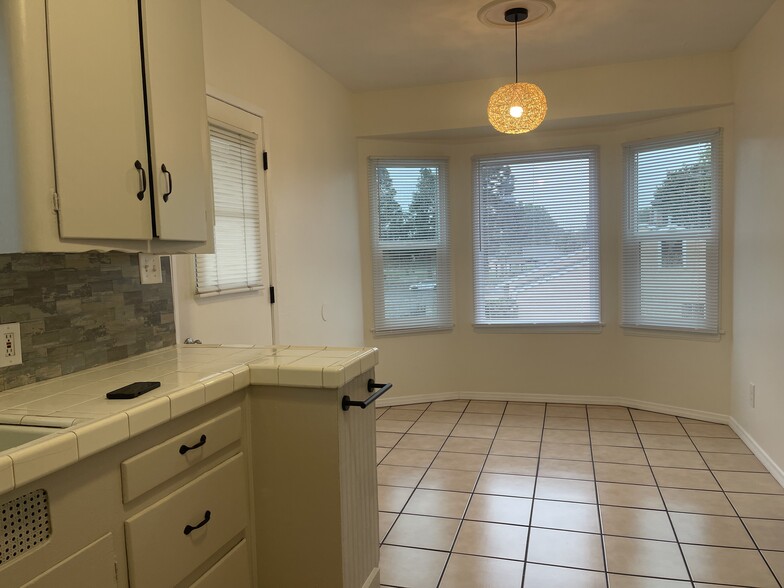 Kitchen/Dinning Area - 8991 Burke Ave