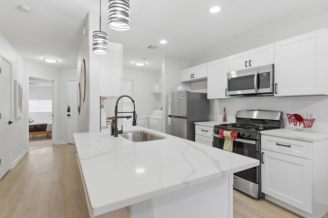 Building Photo - 4 bed with back yard in great East side location.