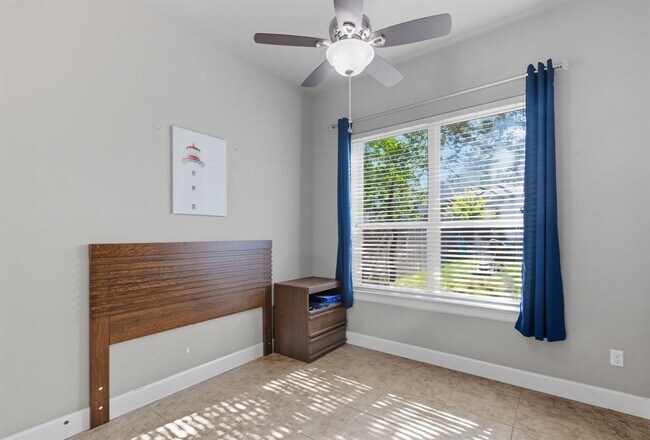 Building Photo - 513 Cerezo Dr