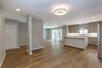 Building Photo - 4 Bed / 2 Bath Updated Redwood City Home w...