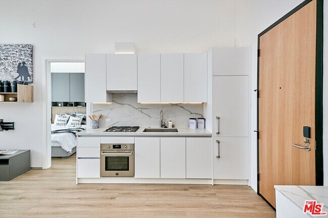 Building Photo - 105 S Fairfax Ave