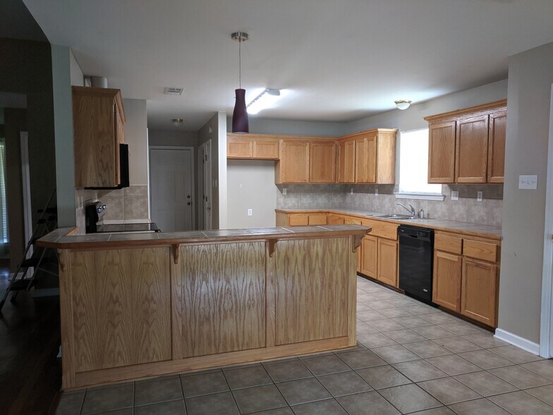 Building Photo - 36044 Raleigh Dr
