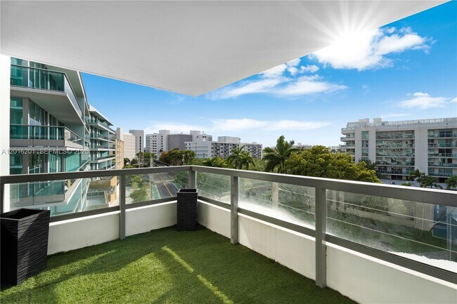 Building Photo - 9261 E Bay Harbor Dr
