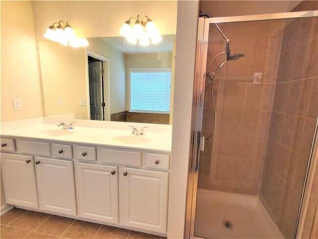 Building Photo - 545 Friars Head Dr NE