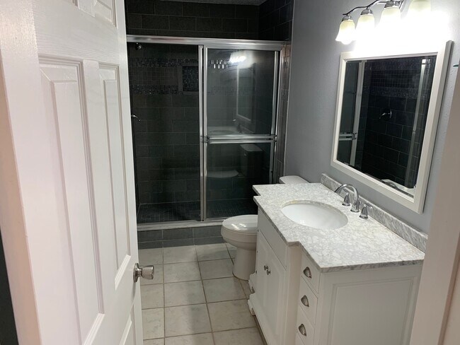 Building Photo - SHARP 4/2/2 SPRING HILL