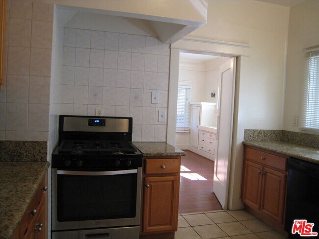 Building Photo - 153 S Gramercy Pl