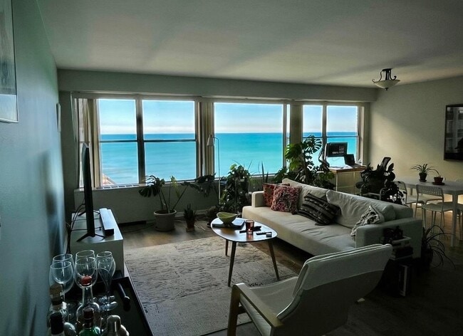 Building Photo - 6157 N Sheridan Rd