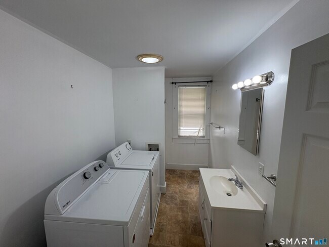 Building Photo - 565 Sylvan Ave