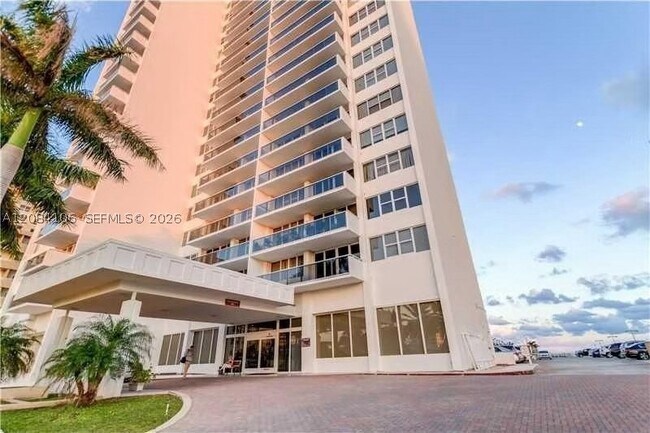 Building Photo - 3140 S Ocean Dr