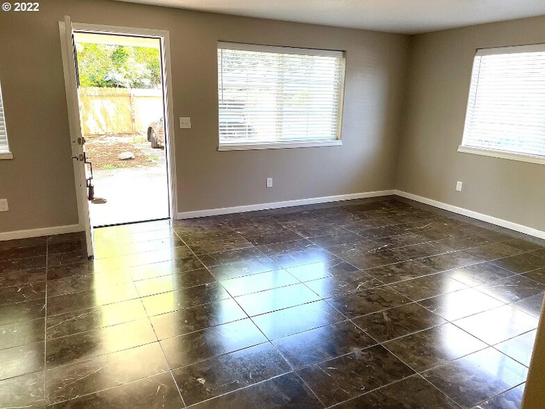 Building Photo - 5635 SE 84th Ave