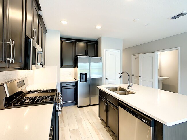 Building Photo - Stylish 3-Bedroom Townhome in Gated Sanfor...