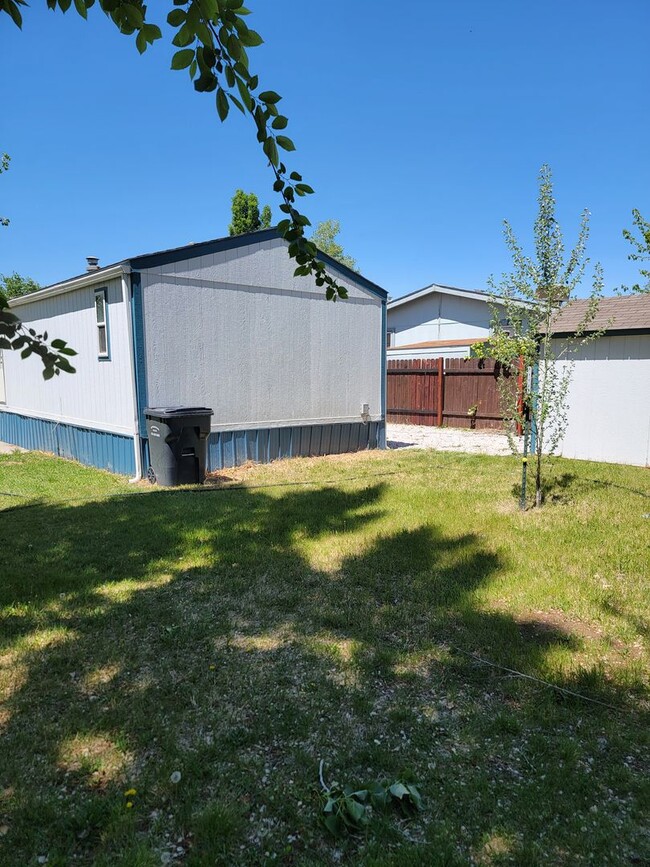 Building Photo - Bright 3-Bed, 2-Bath Home with Yard in 55+...