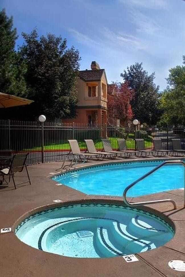 Building Photo - Spacious 2 Bed 1.5 Bath Townhome in Murray ! $500 Amazon Gift Card!