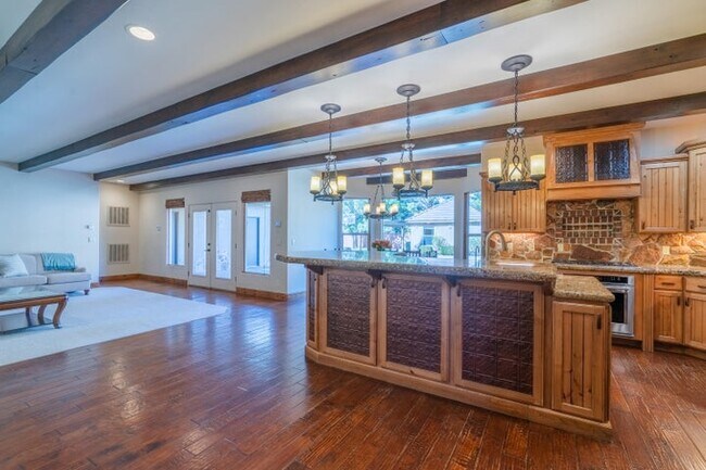 Building Photo - 340 Le Grande Cir