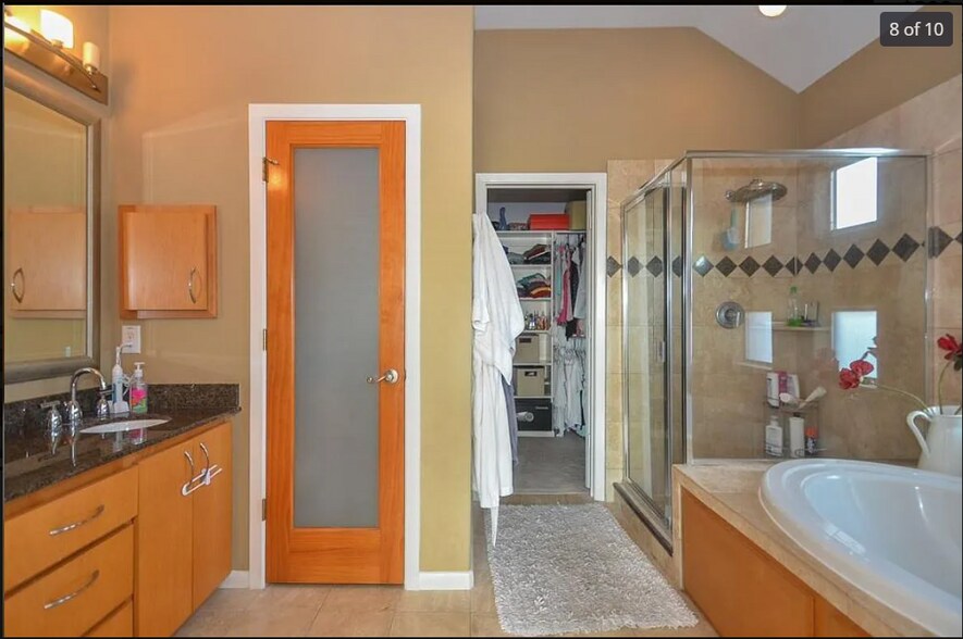 Third Floor Master Bathroom - 3010 Caroline St