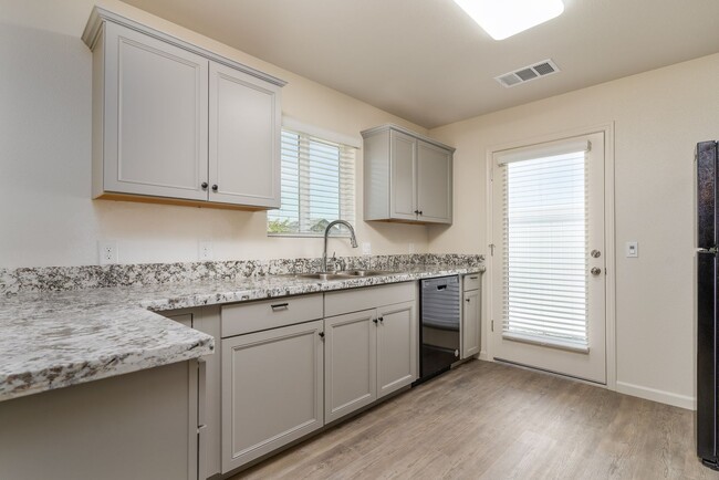 Building Photo - 2467 Oakmont Cir