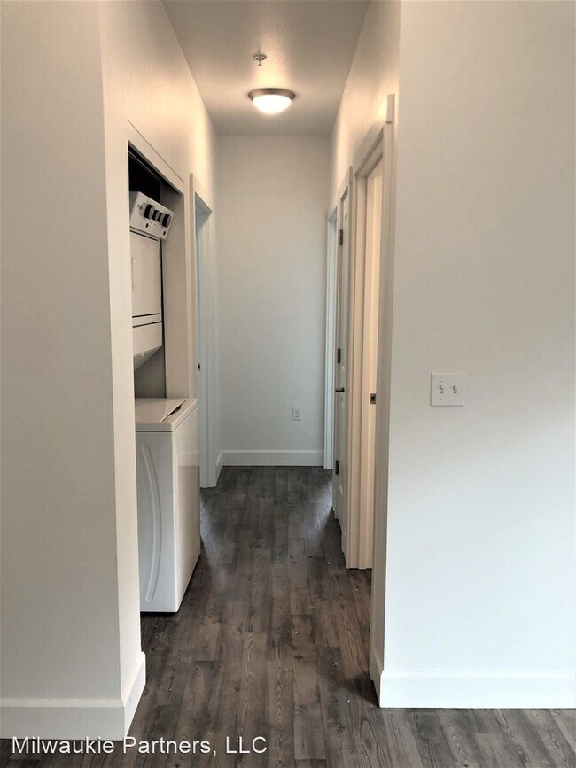 Building Photo - 7510 SE Milwaukie Ave