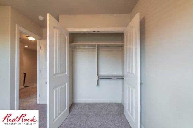 Building Photo - 3 Bedroom Townhome In Southgate Community