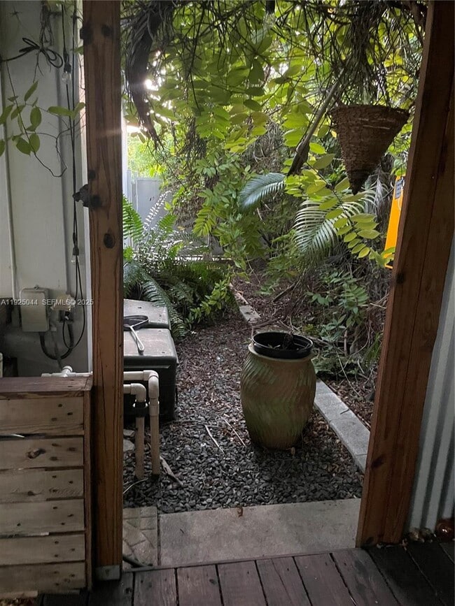 Building Photo - 705 E 9th Ct