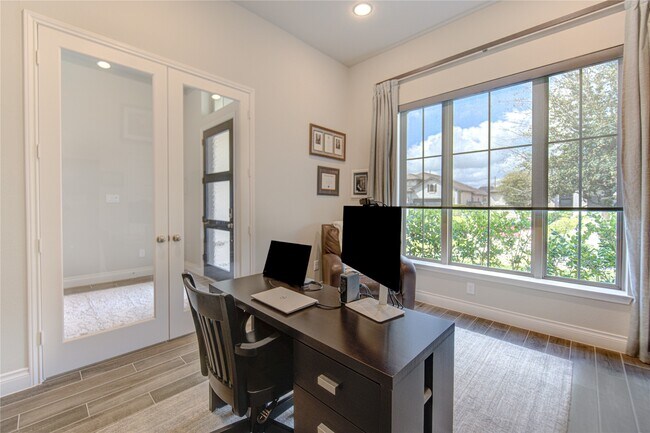 Building Photo - 1930 Creekwood Cv