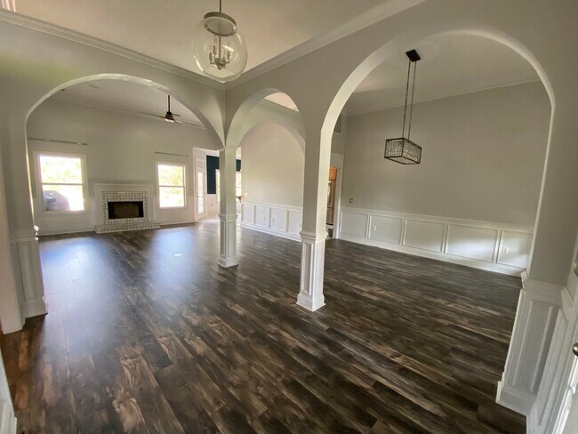 Building Photo - 128 Mosswood Dr