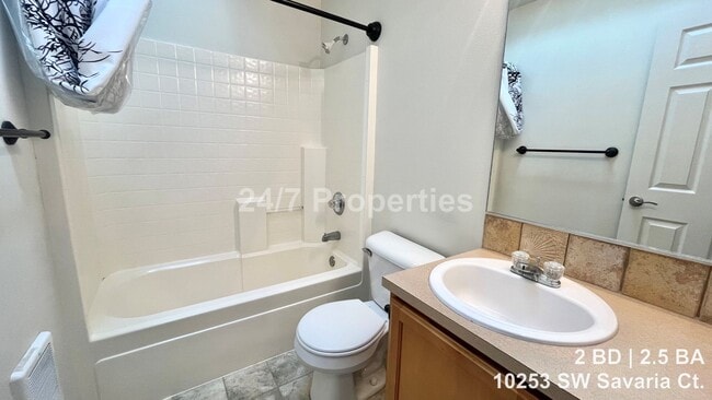 Building Photo - Spacious 2 BD | 2.5 BA Townhome w/ Vaulted Ceilings - Beaverton