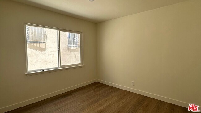 Building Photo - 517 S Kenmore Ave