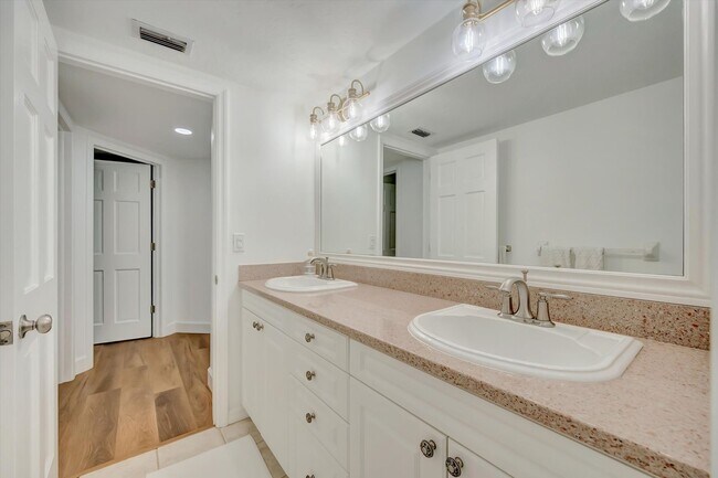 Building Photo - Luxury 5 Bed/4 Bath Pool Home on a Golf Course in Central Sarasota