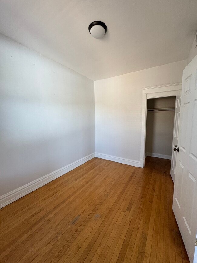 Building Photo - 2164 N Oakley Ave