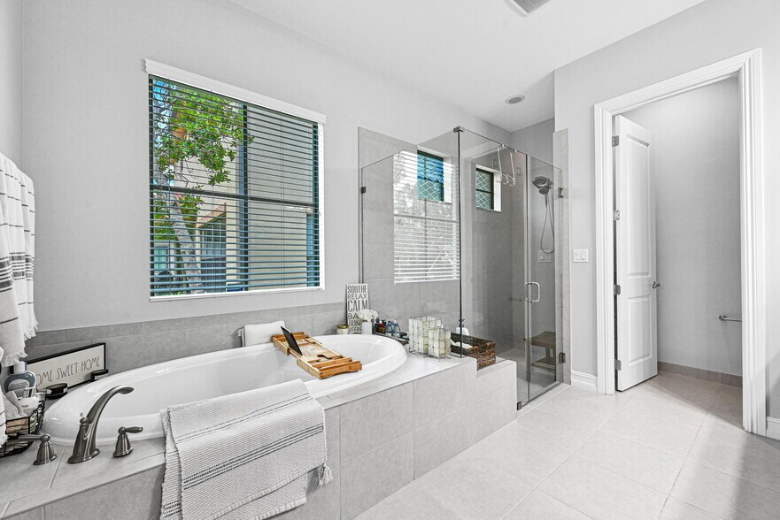 Building Photo - 8855 Watercrest Cir W