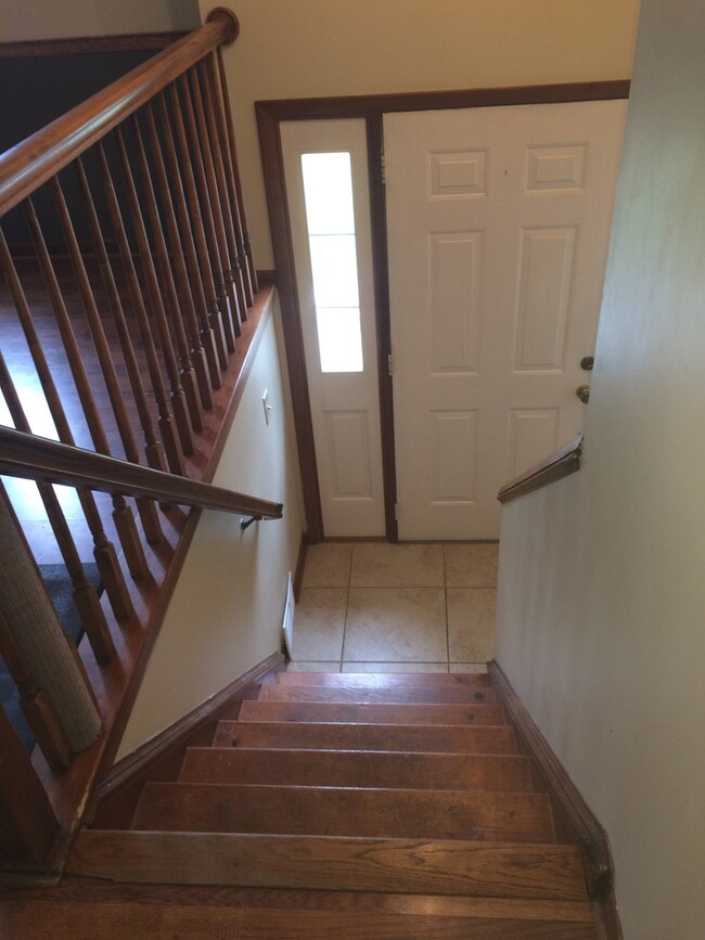 Building Photo - 4 bedroom split entry home 20 mins to Cran...