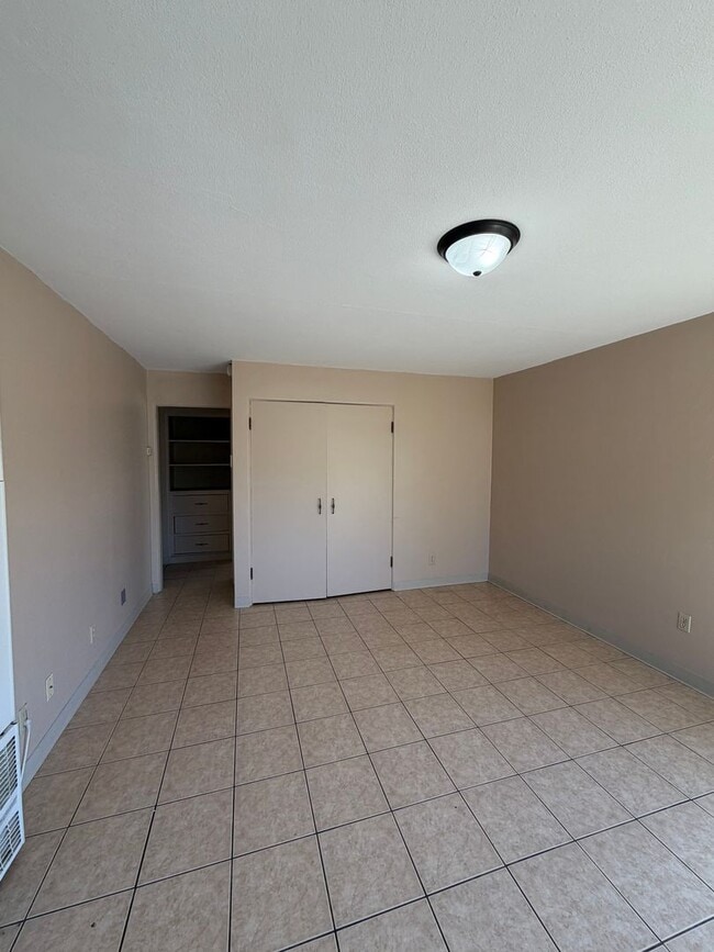 Building Photo - Spacious 1 bedroom, 1 bath Apartment with Tile Throughout!
