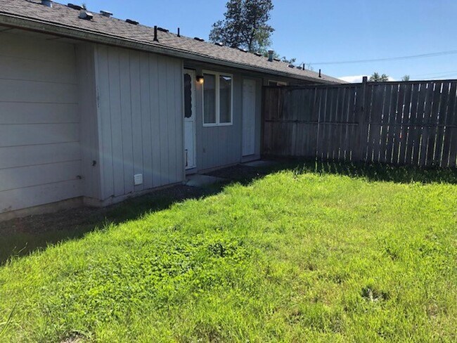 Building Photo - 2521 Yew St