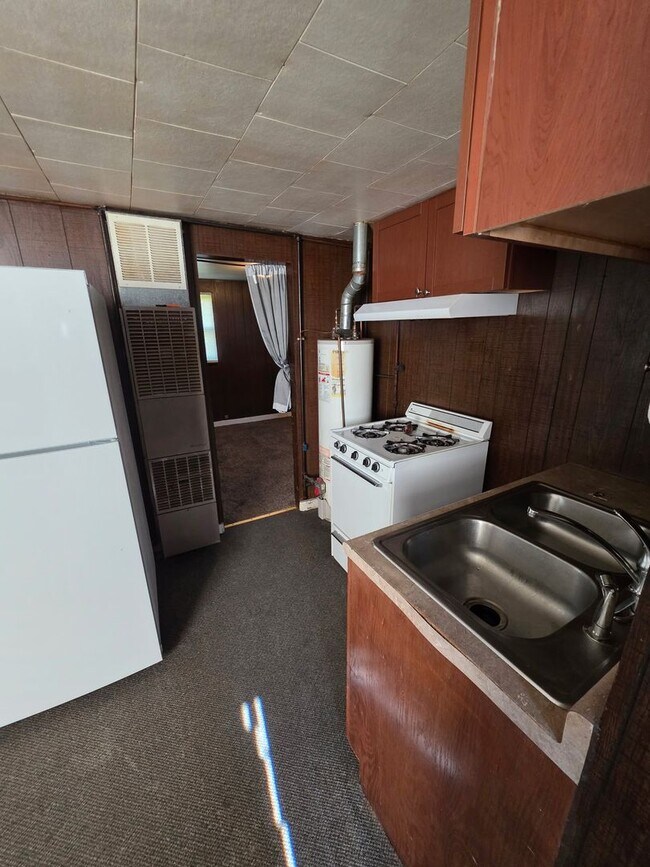 Building Photo - 2 Bedroom Home Available