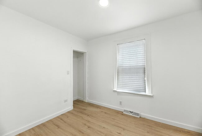 Building Photo - 17 E 100th Pl