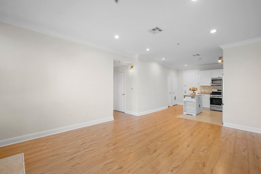 Building Photo - 6938 Laurel Canyon Blvd